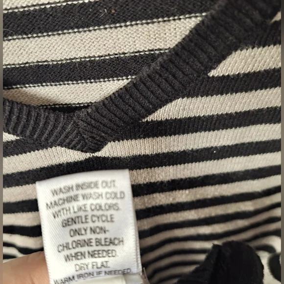 CROFT & BARROW Black Oatmeal Gray Striped V-neck Sweater Sz XL - Picture 3 of 7